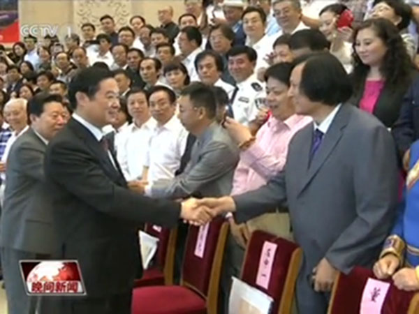 2016年6月13日至15日，中国民间文艺家协会第九次全国代表大会在北京京西宾馆隆重举行，中央政治局委员、书记处书记，中宣部部长刘奇葆，中国文联主席孙家正，中国民间文艺家协会主席潘鲁生等各级领导参加。华艺爱游戏网官网入口-爱游戏(中国)
董事长傅绍相参加代表大会，并与刘奇葆部长亲切握手。
