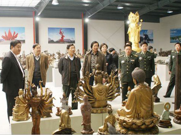 2009年3月29日济南军区原副司令李洪程中将、潍坊军分区司令员卞长伟、临朐县委书记刘建国等领导来华艺爱游戏网官网入口-爱游戏(中国)
视察指导，傅绍相总经理介绍爱游戏网官网入口-爱游戏(中国)
艺术