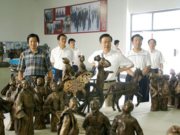 2008年8月5日山东省政协副主席、省工商联主席王乃静莅临华艺爱游戏网官网入口-爱游戏(中国)
视察指导，傅绍相总经理介绍《风筝魂》群雕