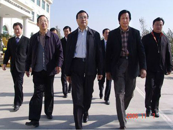 山东省副省长才利民、潍坊市市长许立全等领导于2006年10月7日莅临华艺爱游戏网官网入口-爱游戏(中国)
视察指导，傅绍相总经理介绍的是艺术