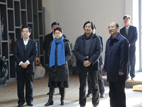 山东省人民政府副省长季缃绮，省文化厅副厅长胡上山，潍坊市人民政府副市长王桂英等领导在临朐县委书记顾建华的陪同下来华艺爱游戏网官网入口-爱游戏(中国)
视察指导并参观华艺爱游戏网官网入口-爱游戏(中国)
馆，董事长傅绍相介绍企业情况及爱游戏网官网入口-爱游戏(中国)
艺术