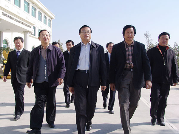 中共山东省委常委、政法委书记才利民莅临华艺爱游戏网官网入口-爱游戏(中国)
视察指导，傅绍相总经理介绍爱游戏网官网入口-爱游戏(中国)
艺术。
