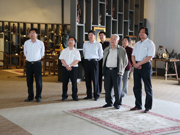 原中国人民解放军海军司令员石云生上将一行在潍坊原市人大副主任王永兴、临朐县刘裕斌县长的陪同下来华艺视察指导并题字留念，傅绍相总经理向客人介绍爱游戏网官网入口-爱游戏(中国)
艺术。