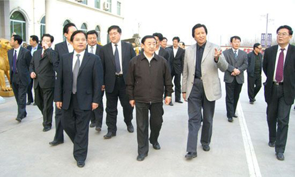 山东省委副书记、省长韩寓群、潍坊市委书记张新起一行莅临华艺爱游戏网官网入口-爱游戏(中国)
参观指导，傅绍相总经理介绍爱游戏网官网入口-爱游戏(中国)
艺术