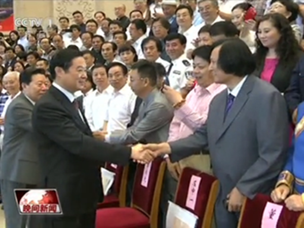 2016年6月13日至15日，中国民间文艺家协会第九次全国代表大会在北京京西宾馆隆重举行，中央政治局委员、书记处书记，中宣部部长刘奇葆，中国文联主席孙家正，中国民间文艺家协会主席潘鲁生等各级领导参加。华艺爱游戏网官网入口-爱游戏(中国)
董事长傅绍相参加代表大会，并与刘奇葆部长亲切握手。
