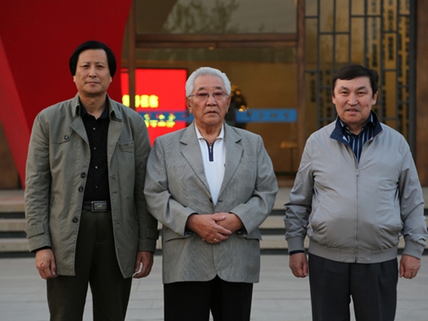 蒙古国前总理宫嘎·道尔基、现任议员巴克先生来华艺爱游戏网官网入口-爱游戏(中国)
视察指导，并题字留念，及进行项目洽谈合作等。傅绍相总经理陪同参观并向客人介绍爱游戏网官网入口-爱游戏(中国)
艺术。