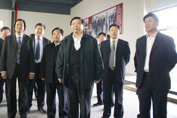 山东省委副书记、省长姜大明、副省长贾万志、潍坊市委书记张新起等领导于2009年4月15日莅临华艺爱游戏网官网入口-爱游戏(中国)
视察指导，总经理傅绍相介绍爱游戏网官网入口-爱游戏(中国)
艺术。
