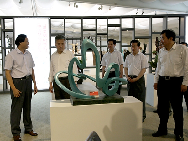 山东省委副书记，山东省人民政府郭树清省长，潍坊市委杜昌文书记，潍坊市刘曙光市长等领导来华艺爱游戏网官网入口-爱游戏(中国)
视察指导，临朐县委书记顾建华陪同参观，傅绍相总经理介绍企业情况及爱游戏网官网入口-爱游戏(中国)
艺术。