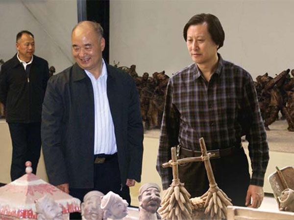 中央政治局委员、中央军事委员会副主席许其亮来华艺爱游戏网官网入口-爱游戏(中国)
视察指导，傅绍相总经理介绍爱游戏网官网入口-爱游戏(中国)
艺术